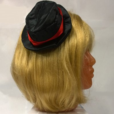 Парик блондинка в черной шляпке